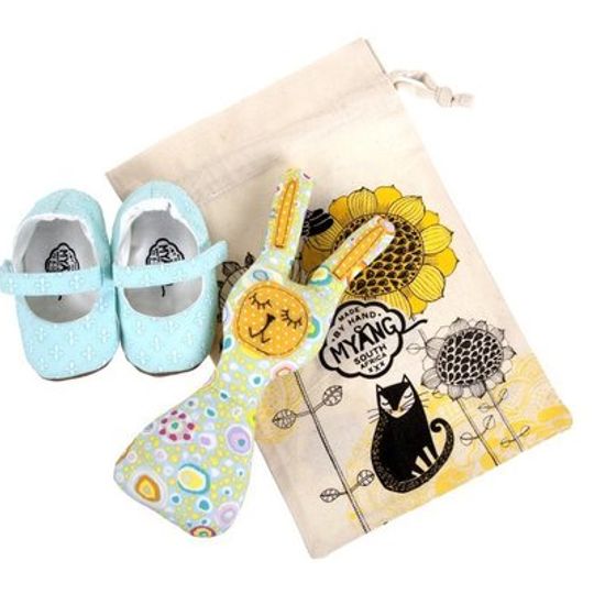 Sets / Girls - Mary Jane Fleur de Lis Shoes and Toy Rattle Bunny Pastel Circle - M0231